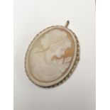 A LADIES 9CT GOLD CARVED CAMEO PENDANT / BROOCH