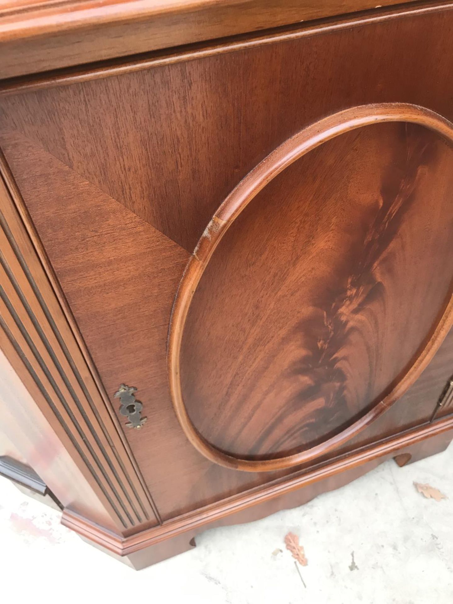 A MAHOGANY CORNER CABINET WITH LOWER DOOR AND UPPER SHELVING - Image 2 of 2