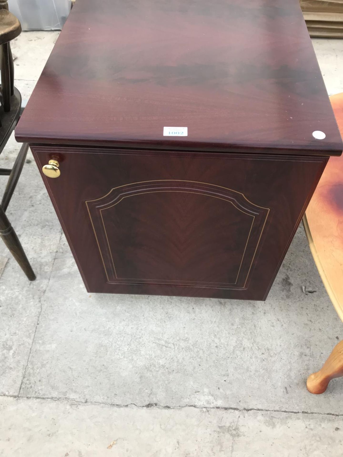 A SMALL MAHOGANY EFFECT CABINET AND A MAHOGANY COFFEE TABLE - Image 2 of 3