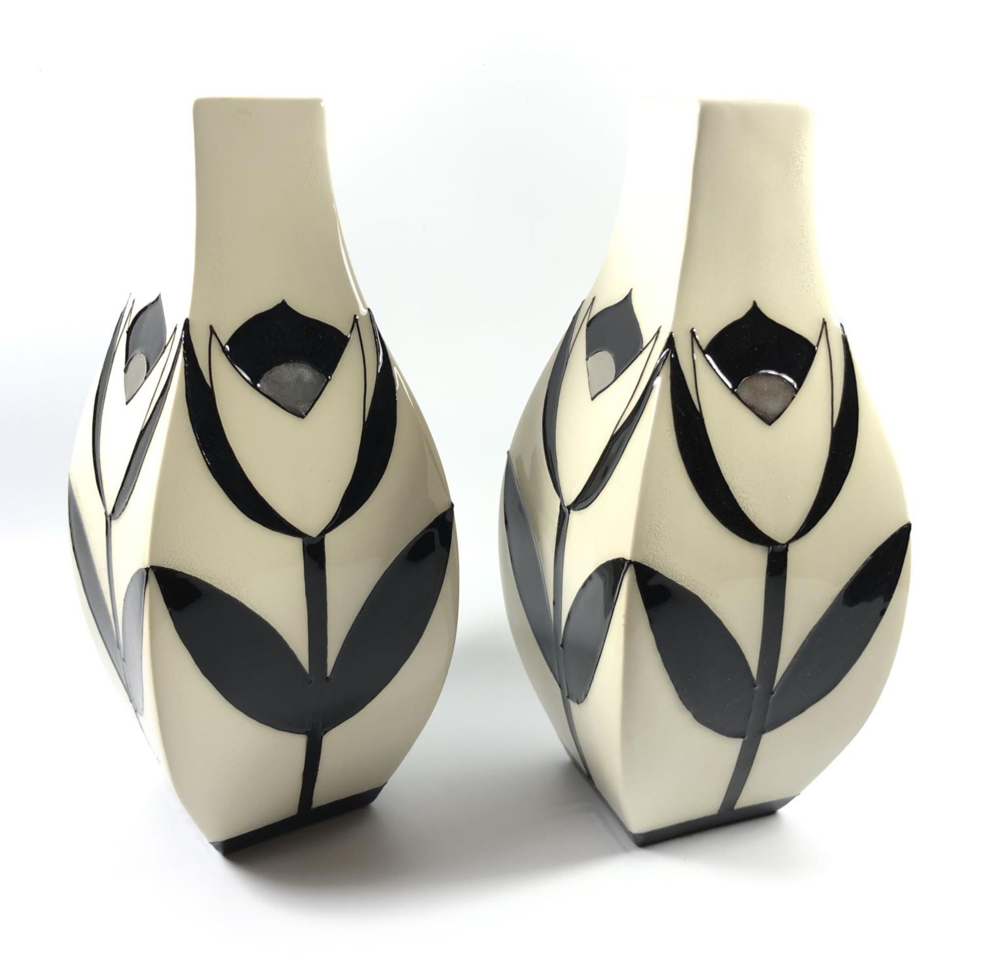 A PAIR OF DESIGN CONSORT BY MOORCROFT POTTERY VASES IN THE BLACK AND PLATINUM DESIGN, HEIGHT 21CM