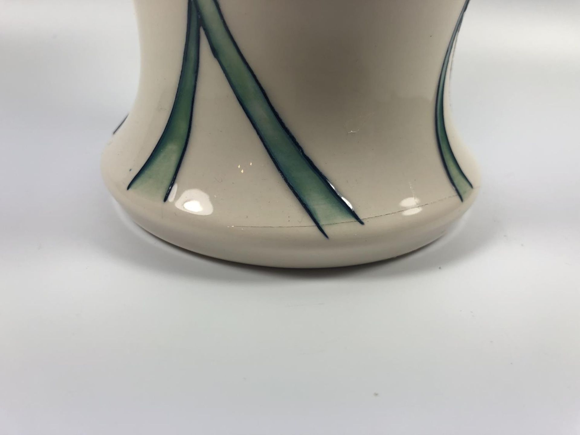 A MOORCROFT POTTERY 'WHITE SPLENDOUR' PATTERN VASE, HEIGHT 26CM, SHAPE 46/10 (SLIGHT DAMAGE TO BASE) - Image 2 of 3