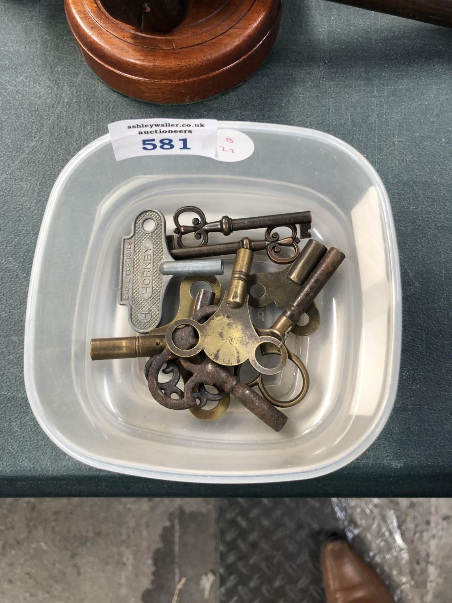 A BOX OF ASSORTED CLOCK KEYS (QTY)