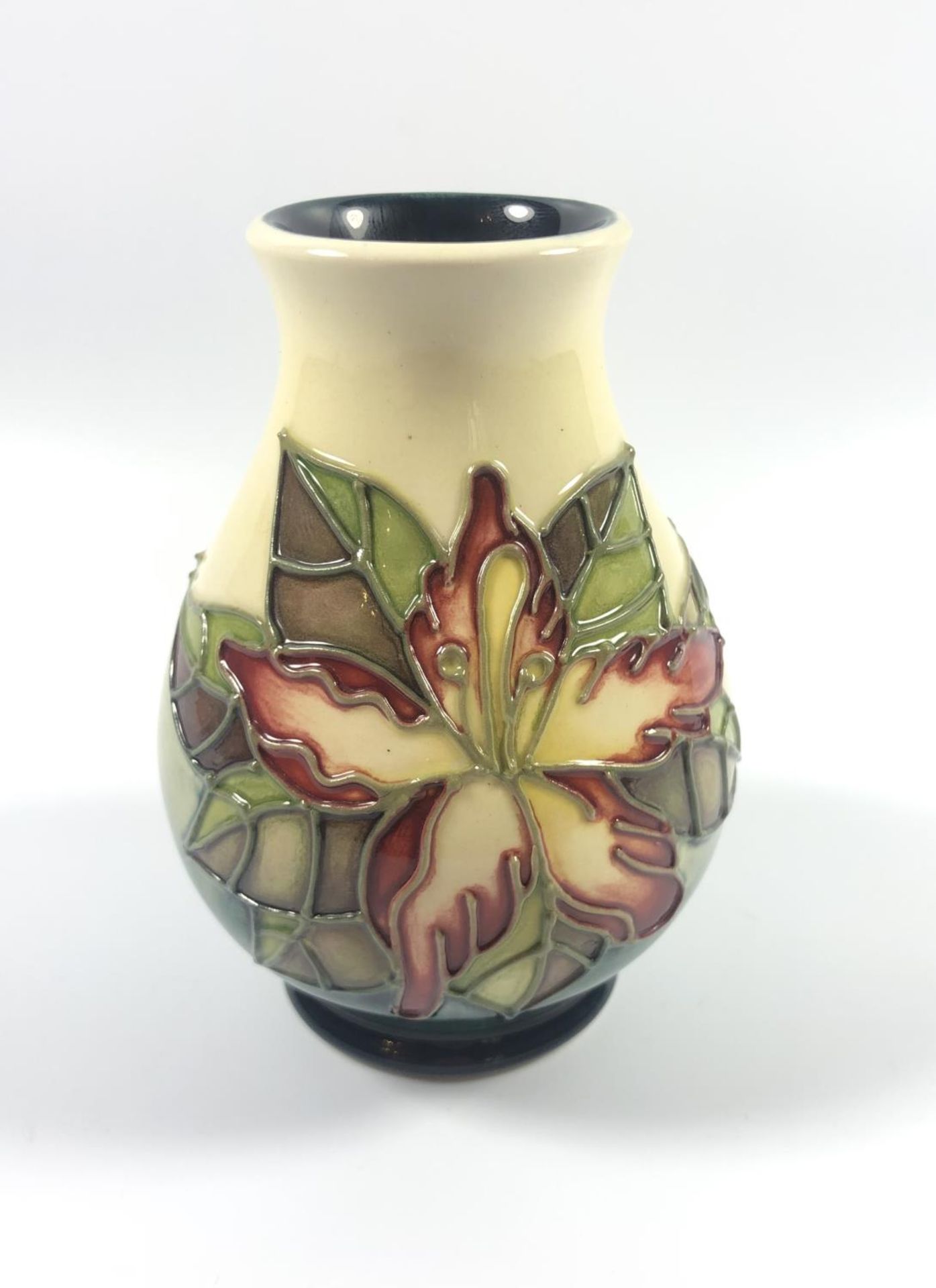 A MOORCROFT POTTERY TRAINING TRIAL PATTERN VASE, DATED 1999, HEIGHT 10CM (FIRSTS)