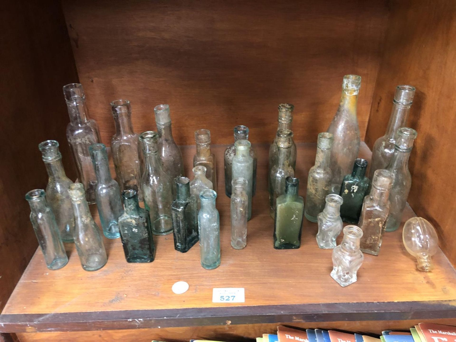 A MIXED GROUP OF VINTAGE BOTTLES (QTY)