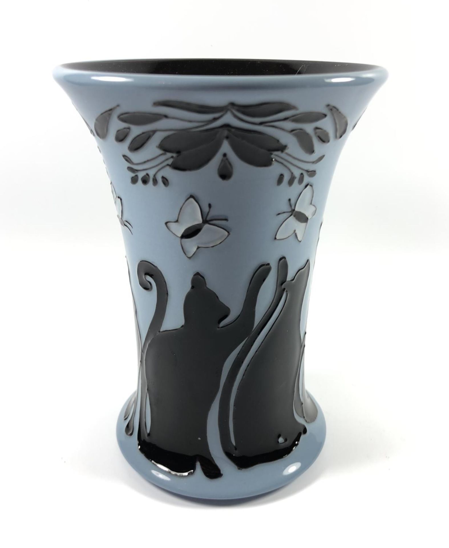 A NUMBERED EDITION MOORCROFT POTTERY 'LUCKY BLACK CAT' VASE, NUMBER 646, HEIGHT 15.5CM, CHIP TO BASE