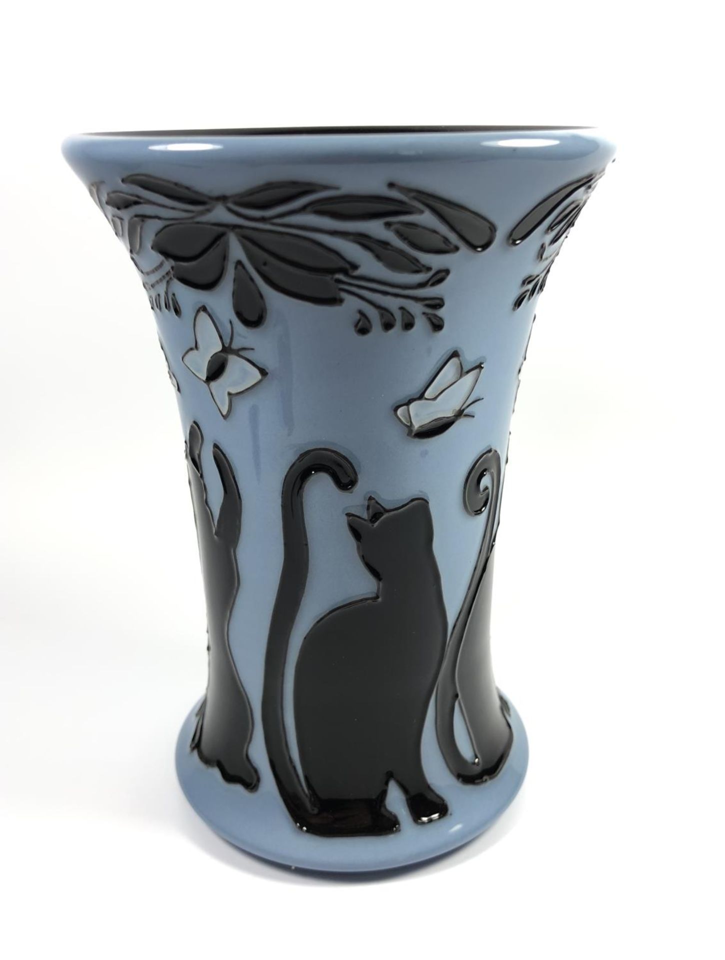 A MOORCROFT POTTERY 'LUCKY BLACK CATS' NUMBERED EDITION VASE (624), HEIGHT 15CM