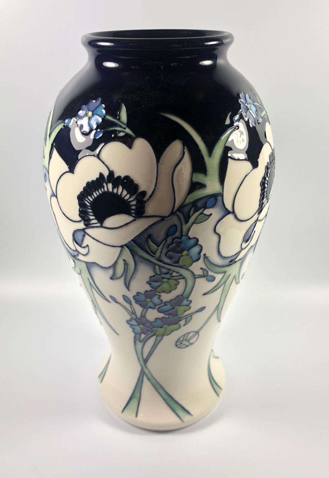 A MOORCROFT POTTERY 'WHITE SPLENDOUR' PATTERN VASE, HEIGHT 26CM, SHAPE 46/10 (SLIGHT DAMAGE TO BASE)