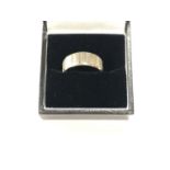 AN 18CT WHITE GOLD WEDDING BAND, WEIGHT 6G