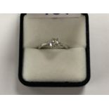 A LADIES DIAMOND SOLITAIRE RING SET TO AN 18CT WHITE GOLD SHANK, WEIGHT 3.5G, APPROX DIAMOND