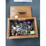 A WOODEN BOX CONTAINING ASSORTED COSTUME JEWELLERY EARRINGS ETC