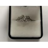 A LADIES DIAMOND CLUSTER RING SET TO AN 14CT WHITE GOLD SHANK, WEIGHT 5.5G, CENTRAL DIAMOND APPROX