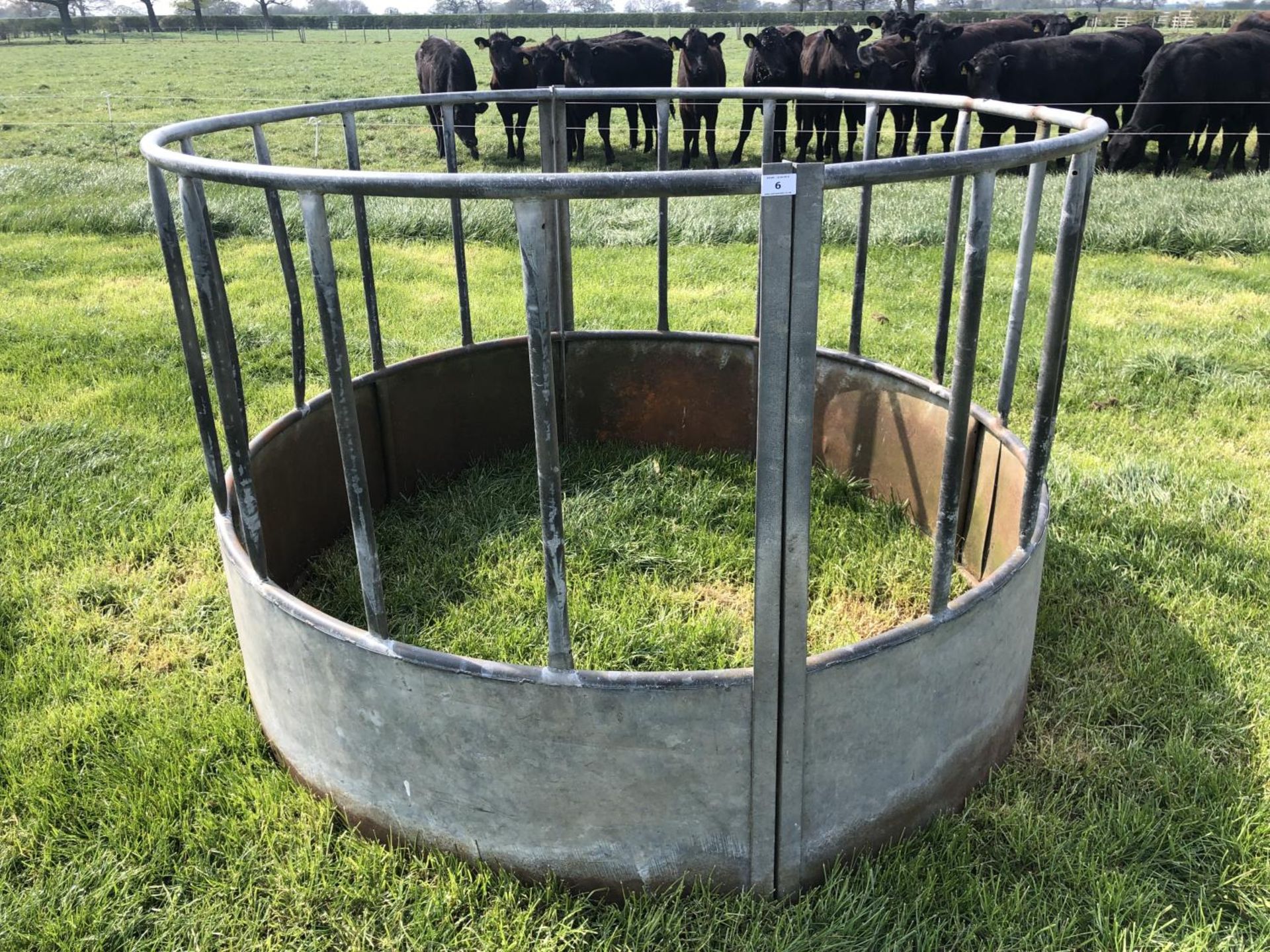 A CIRCULAR METAL FEED RING