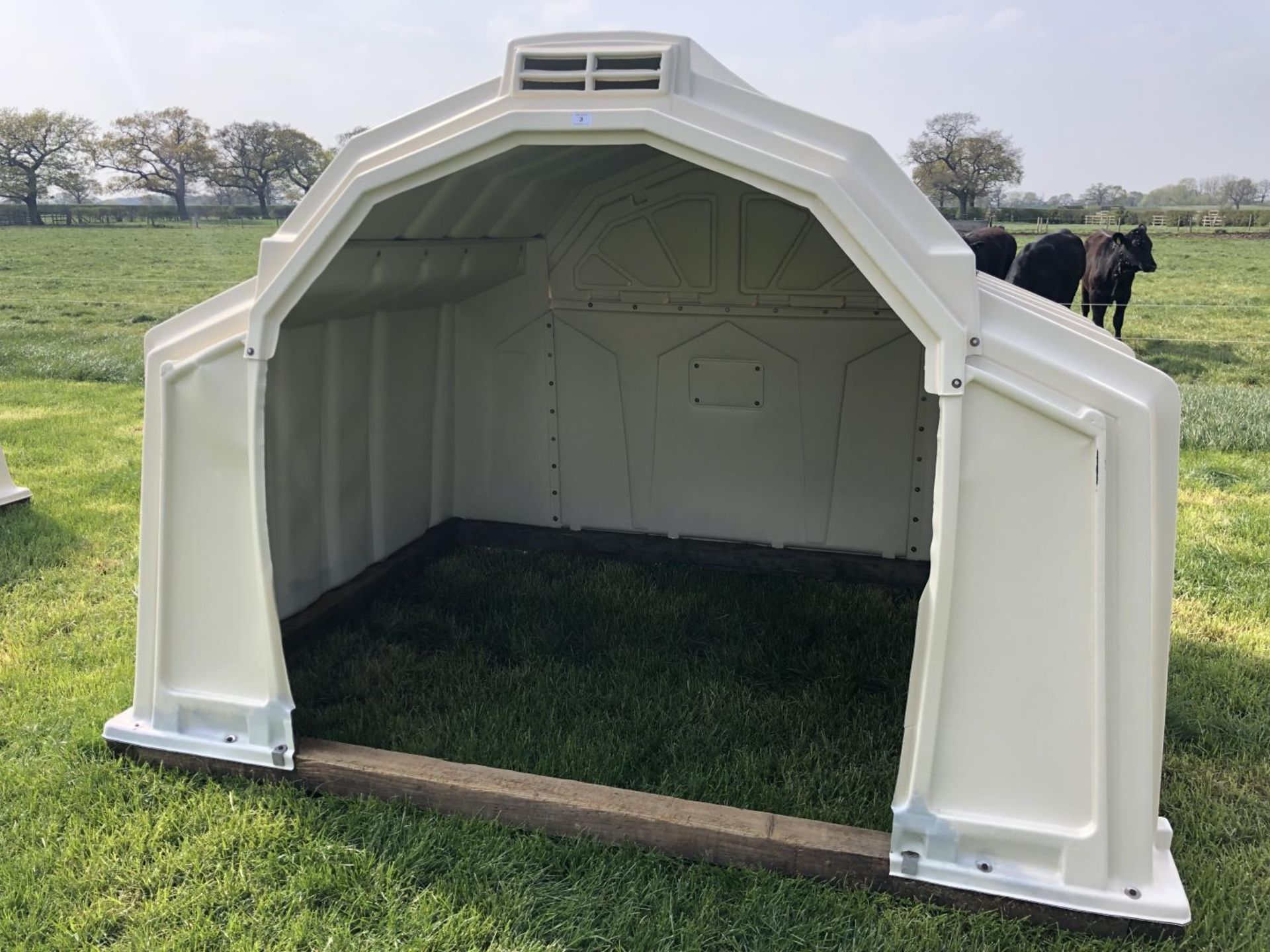 A CATTLE / COW HUTCH SHED, APPROX 7' X 9' X 6'