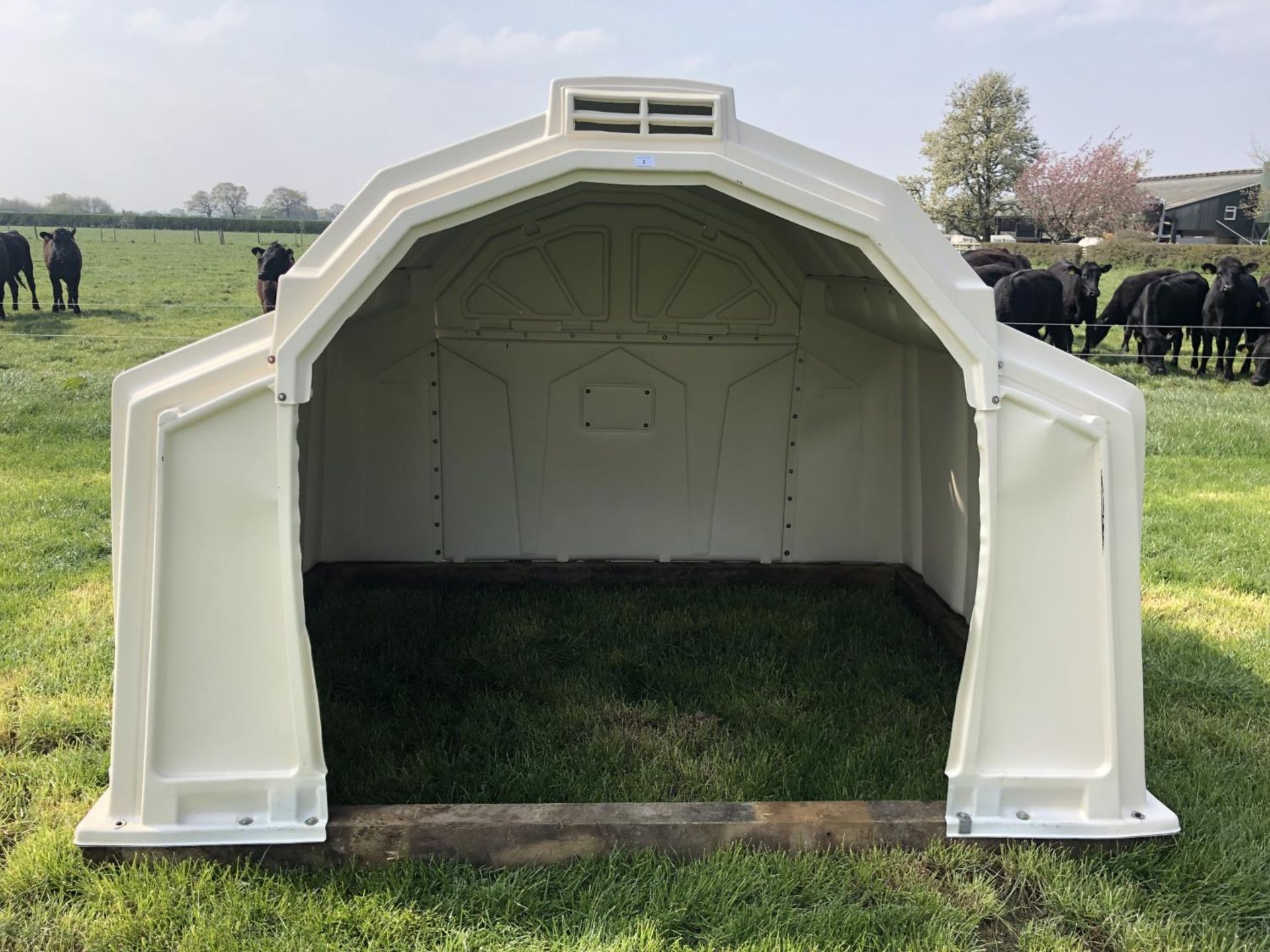 A CATTLE / COW HUTCH SHED, APPROX 7' X 9' X 6'