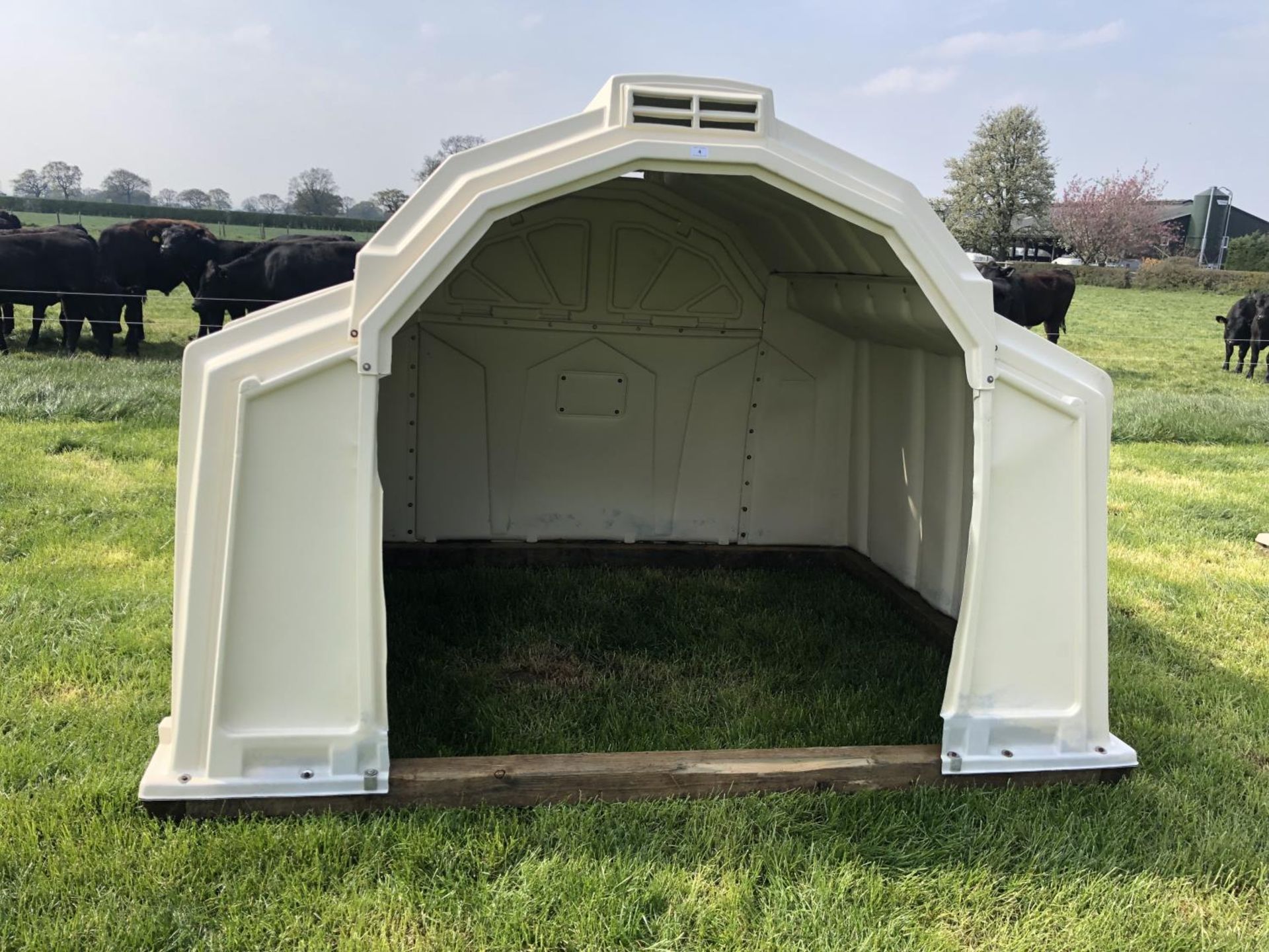 A CATTLE / COW HUTCH SHED, APPROX 7' X 9' X 6'