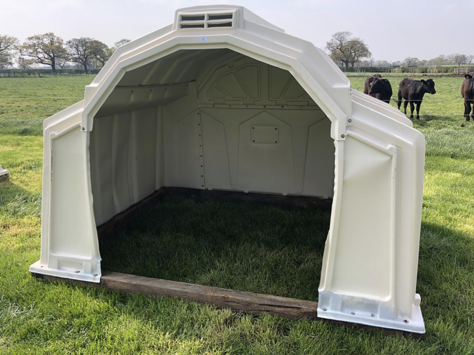 A CATTLE / COW HUTCH SHED, APPROX 7' X 9' X 6'