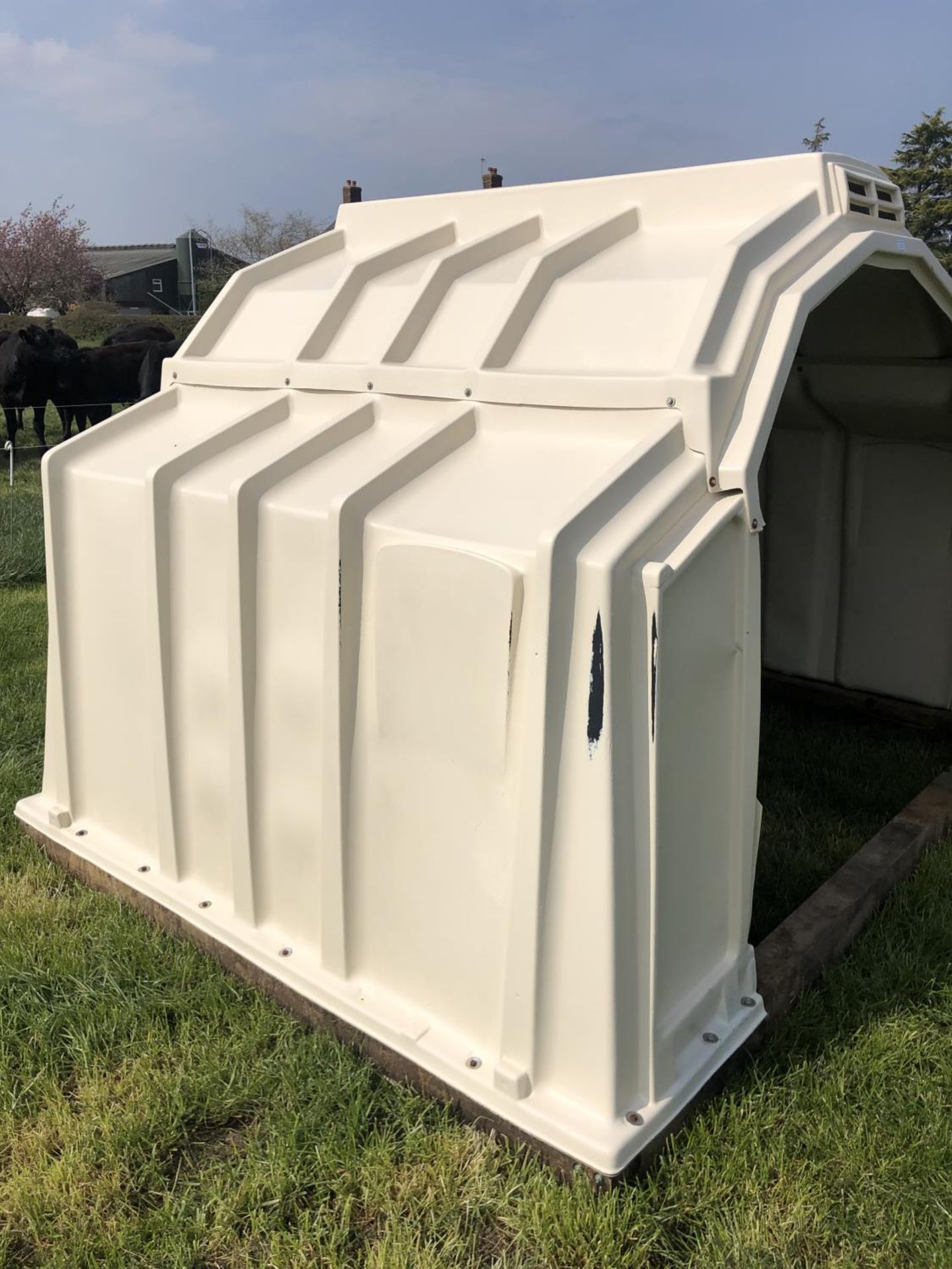 A CATTLE / COW HUTCH SHED, APPROX 7' X 9' X 6' - Image 2 of 2