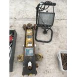 AN EVERSURE 1.134T TROLLEY JACK AND A PORTABLE LIGHT