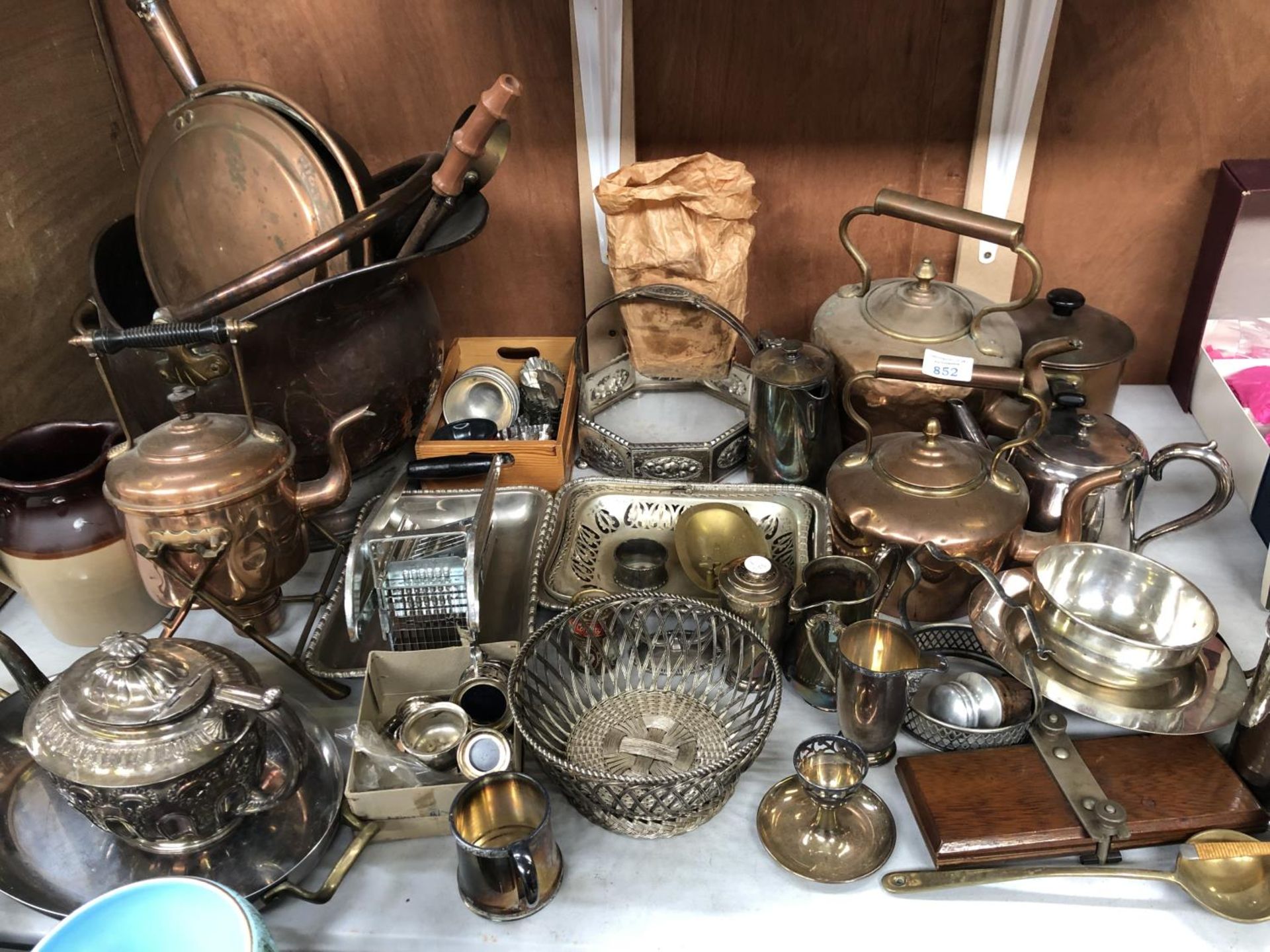 A MIXED LOT OF BRASS AND COPPER WARE TO INCLUDE TEA POTS, BOWLS, JUGS ETC