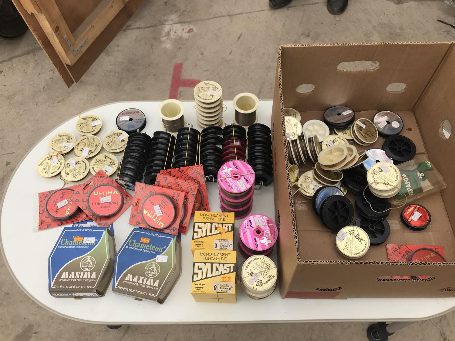 A BOX CONTAINING 100 + VARIOUS SPOOLS OF LINE - Image 2 of 2