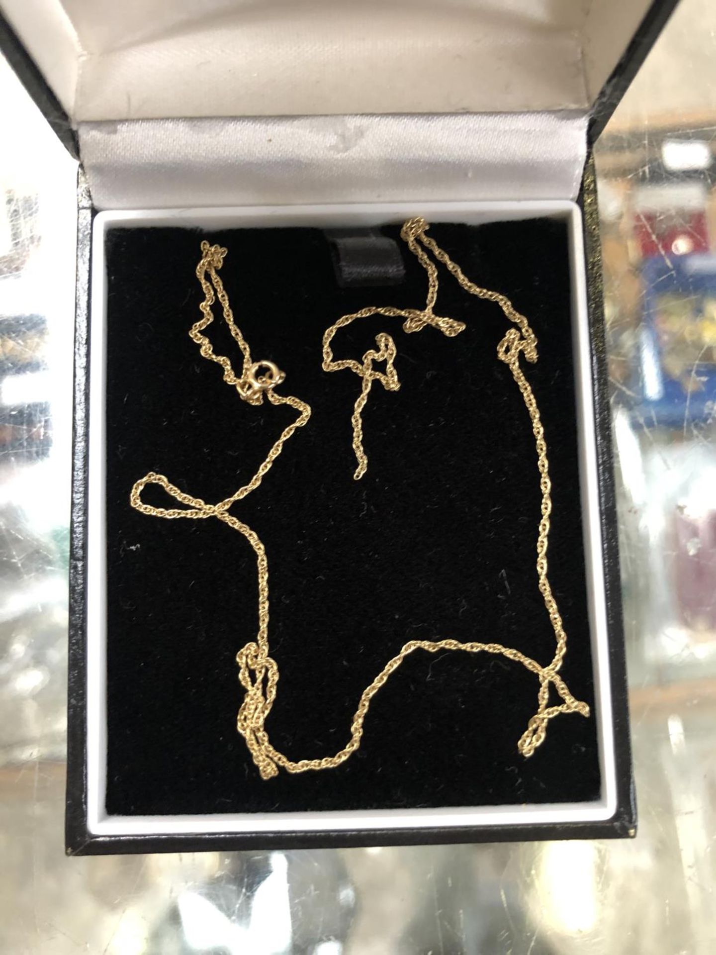 A LADIES 9CT YELLOW GOLD FINE NECKLACE, A/F, WEIGHT 1G