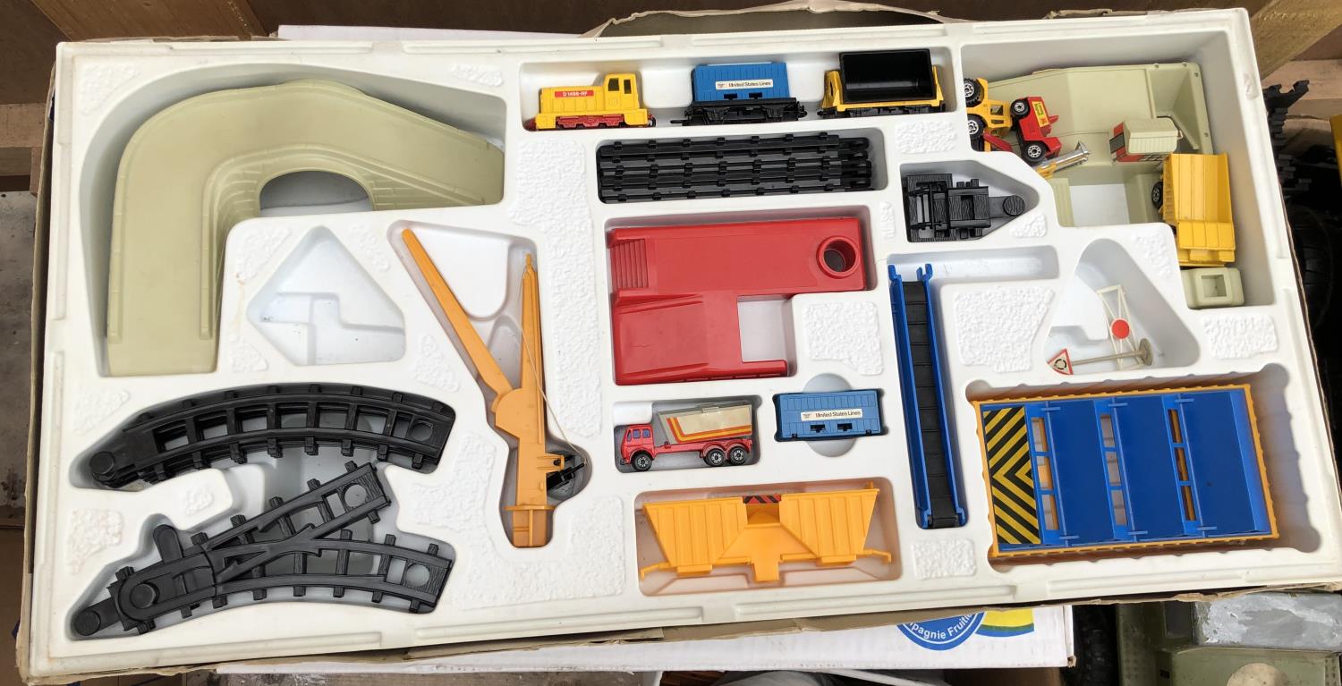 A BOXED VINTAGE 'MATCHBOX' RAILWAY GOODS YARD PLAY SET - Image 2 of 2