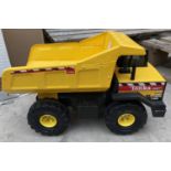 A LARGE 'MIGHTY TONKA' YELLOW METAL DUMPER TRUCK