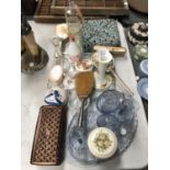 A MIXED GROUP OF CERAMICS AND GLASS WARE TO INCLUDE BLUE GLASS DRESSING SET ETC