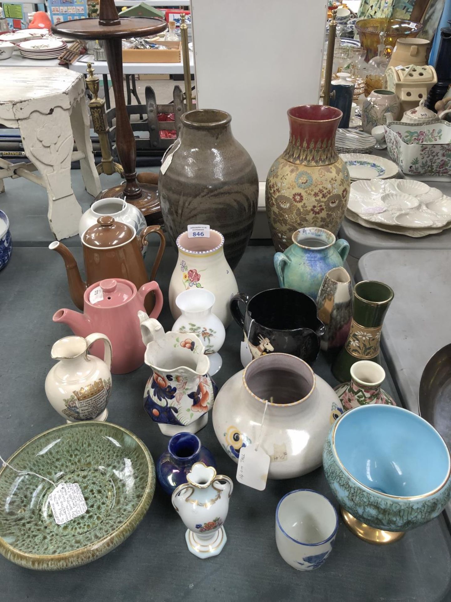 A MIXED GROUP OF CERAMICS TO INCLUDE VASES, JUGS AND BOWLS ETC