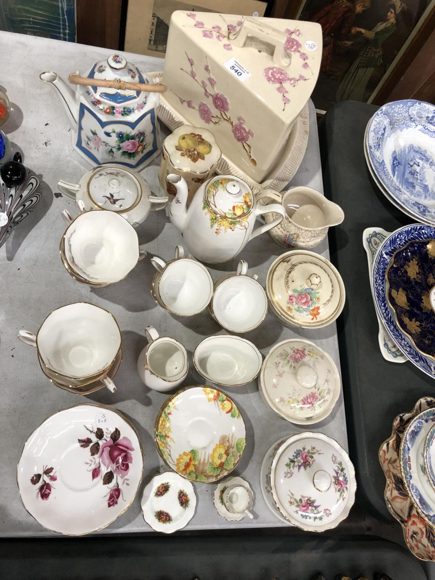 A GROUP OF ASSORTED CERAMIC TEA WARES, CHEESE DISH ETC