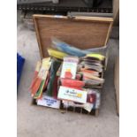 A WOODEN TACKLE BOX CONTAINING A LARGE QUANTITY OF FLY TYING EQUIPMENT