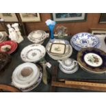 A LARGE COLLECTION OF ASSORTED CERAMICS, BLUE GLASS VASE, CABINET PLATES ETC