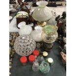 A MIXED GROUP OF VINTAGE LAMPS AND LAMP SHADES TO INCLUDE BRASS OIL LAMP ETC