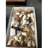 A BOX CONTAINING VARIOUS VINTAGE CLAY PIPES
