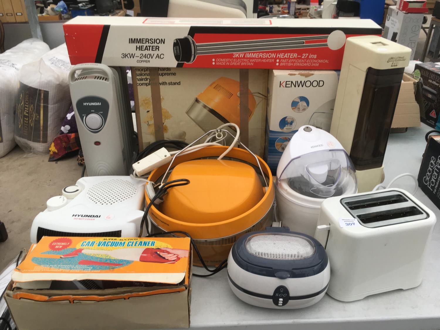 MIXED ELECTRICALS TO INCLUDE A TOASTER, CAR VAC, ICE CREAM MAKER, IMMERSION HEATER, AND AND OIL