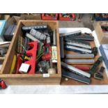 A LARGE COLLECTION OF MODEL RAILWAY ITEMS TO INCLUDE CARRIAGES, ACCESSORIES AND A FURTHER BOX OF