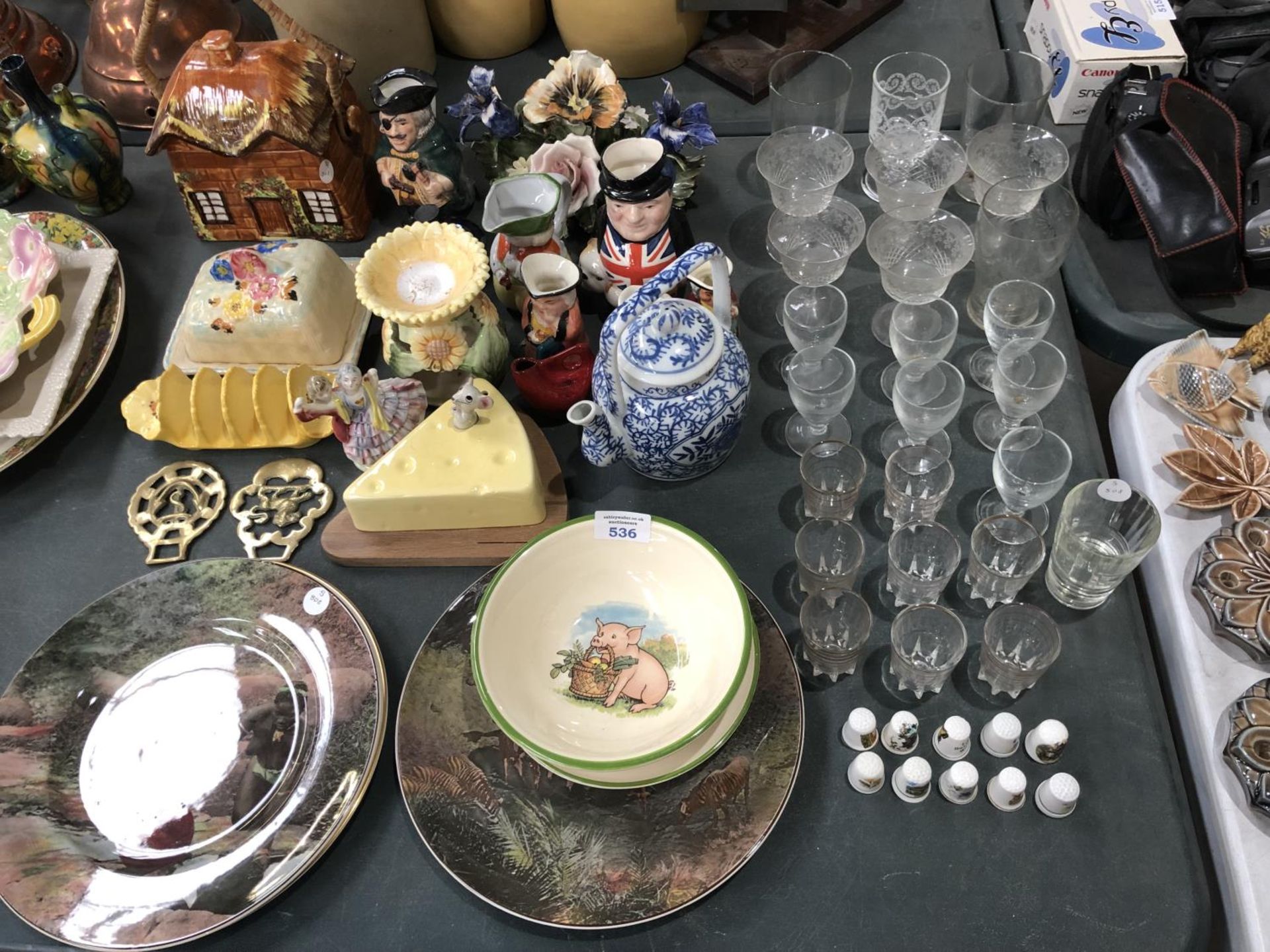 ASSORTED CERAMICS AND GLASSWARE TO INCLUDE TOBY JUGS, DOULTON PLATES ETC