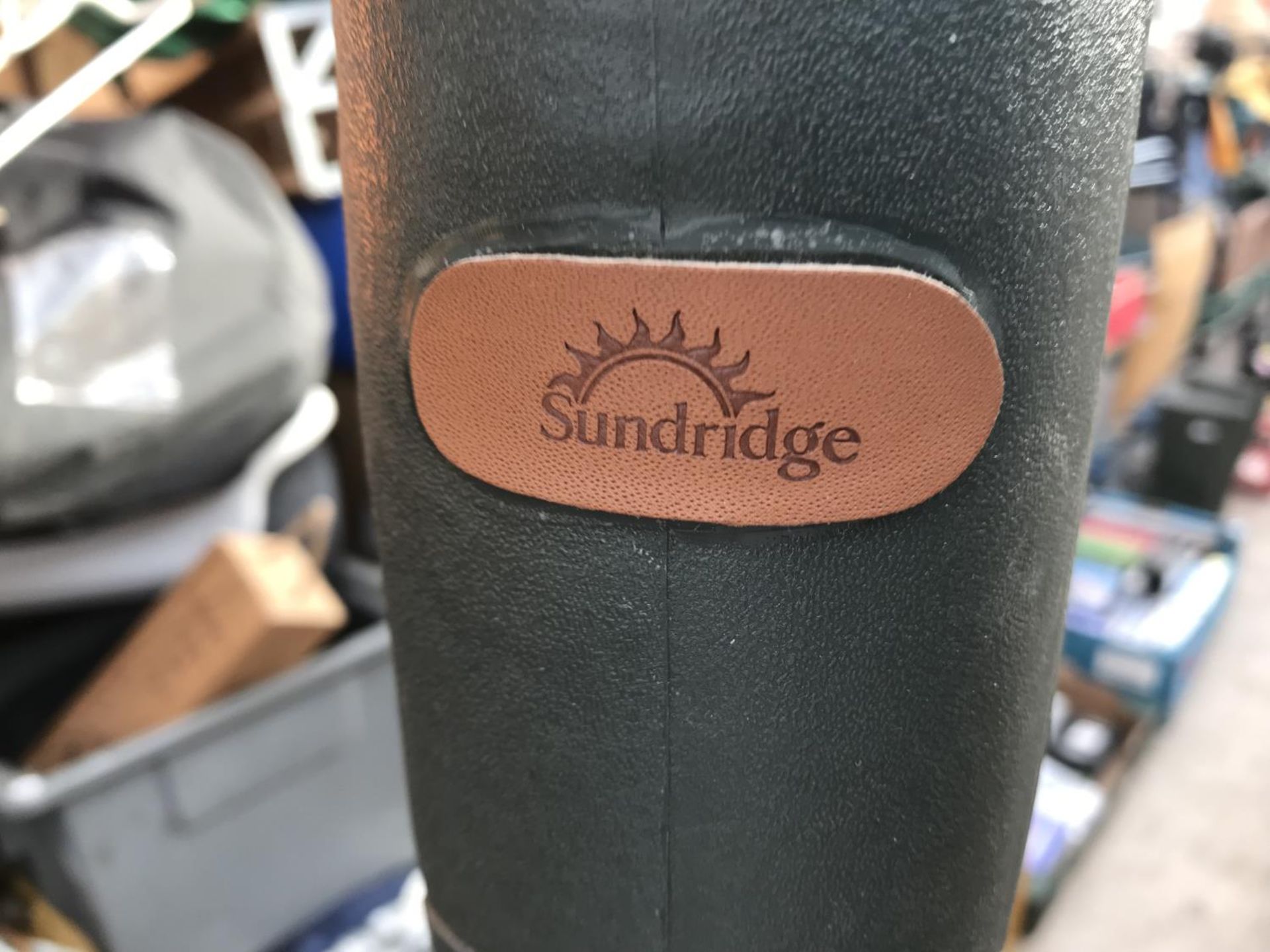 A PAIR OF NEW SUNDRIDGE WELLINGTONS WITH LINERS - SIZE 9 - Image 2 of 3