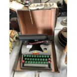 A VINTAGE CASED CHILD'S 'LILLIPUT' TYPEWRITER