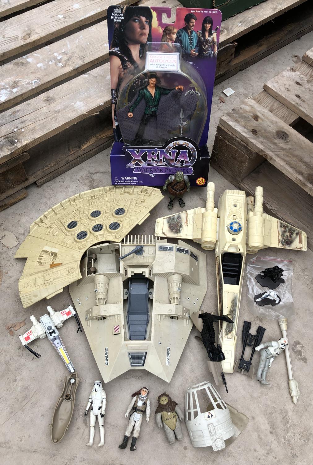 A MIXED GROUP OF VINTAGE STAR WARS TOYS - SPACECRAFTS, TWO 1994 LUCAS FILMS METAL MODELS AND A BOXED