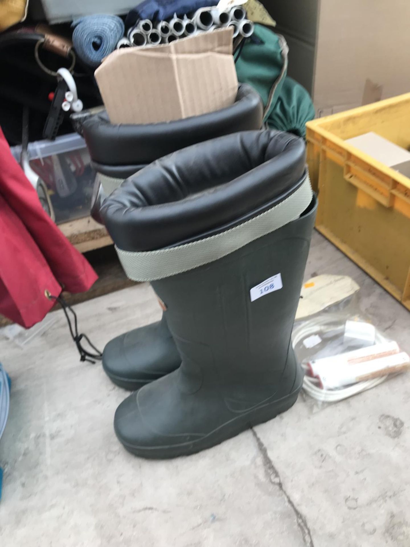 A PAIR OF NEW SUNDRIDGE WELLINGTONS WITH LINERS - SIZE 9