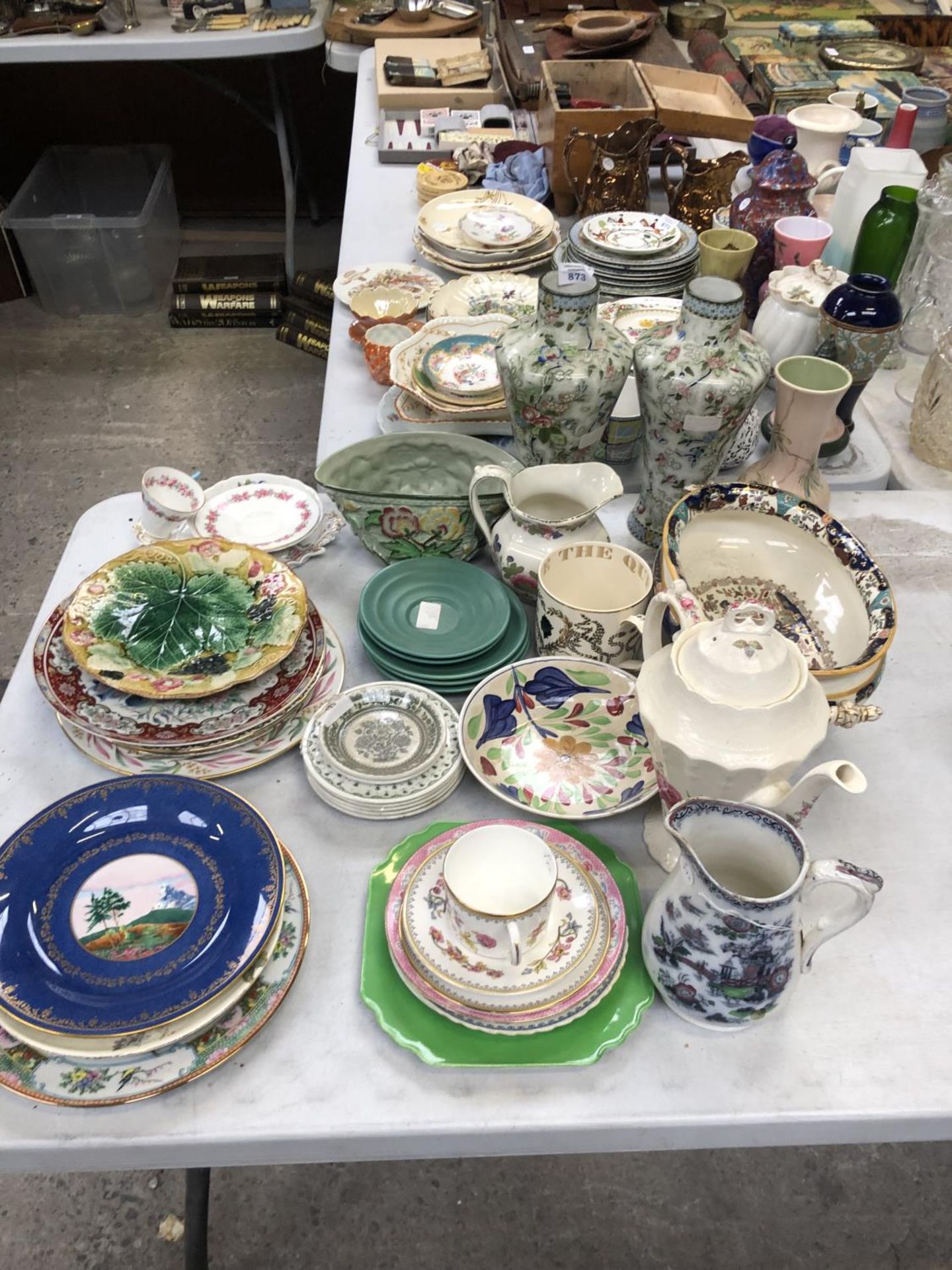 A GROUP OF 19TH CENTURY AND LATER CERAMICS TO INCLUDE WEDGWOOD LEAF PLATES, PAIR OF VICTORIAN