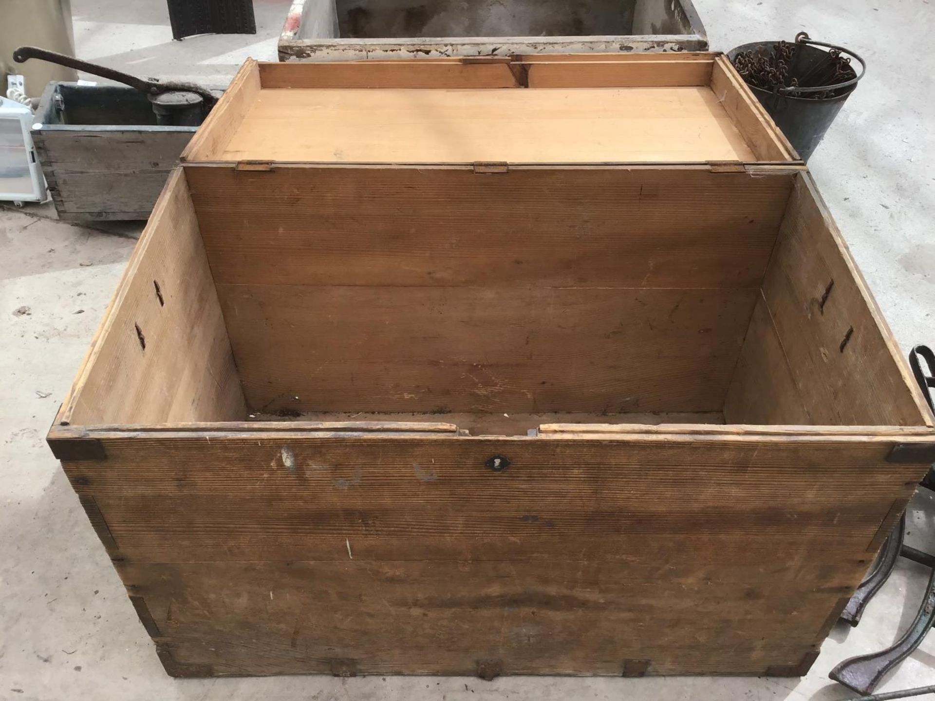 A VINTAGE LARGE PINE WOODEN CHEST WITH METAL BRACKETS AND SIDE HANDLES 91CM X 51CM X 60CM HIGH - Image 2 of 3