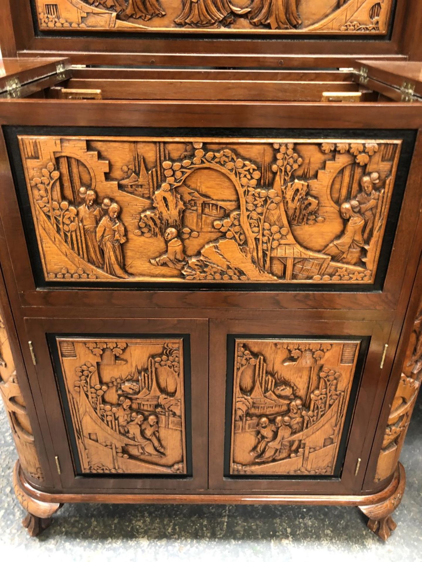 A LARGE CARVED WOODEN ORIENTAL DRINKS CABINET WITH LOWER DOORS REVEALING WINE RACK, UPPER MIRRORED - Image 2 of 6