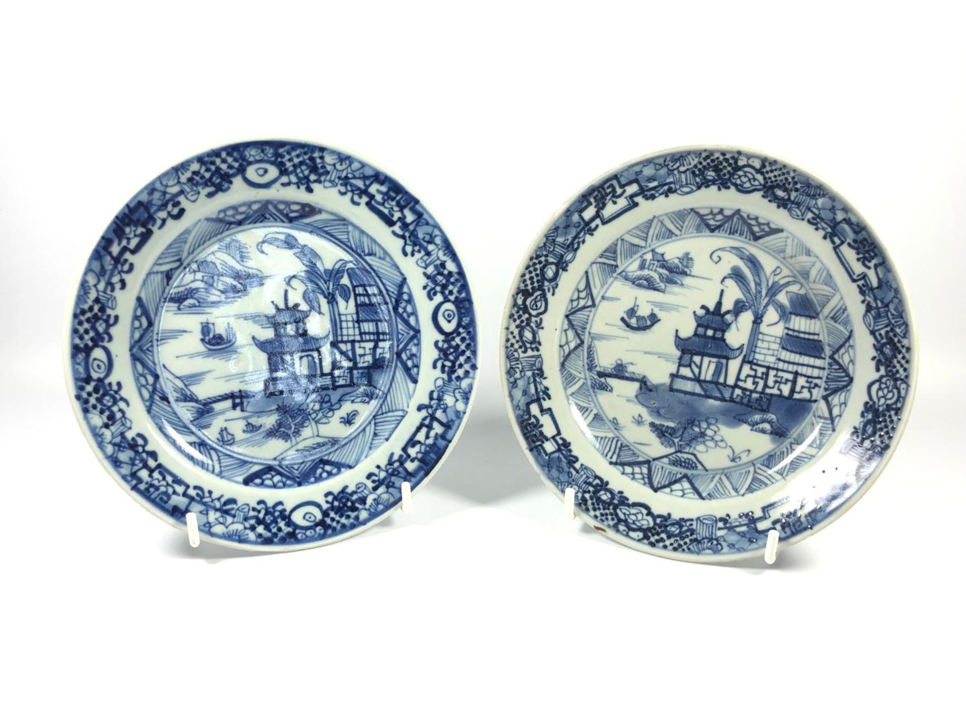 A PAIR OF 19TH CENTURY CHINESE BLUE AND WHITE DISHES / SIDE PLATES, DIAMETER 16.5CM