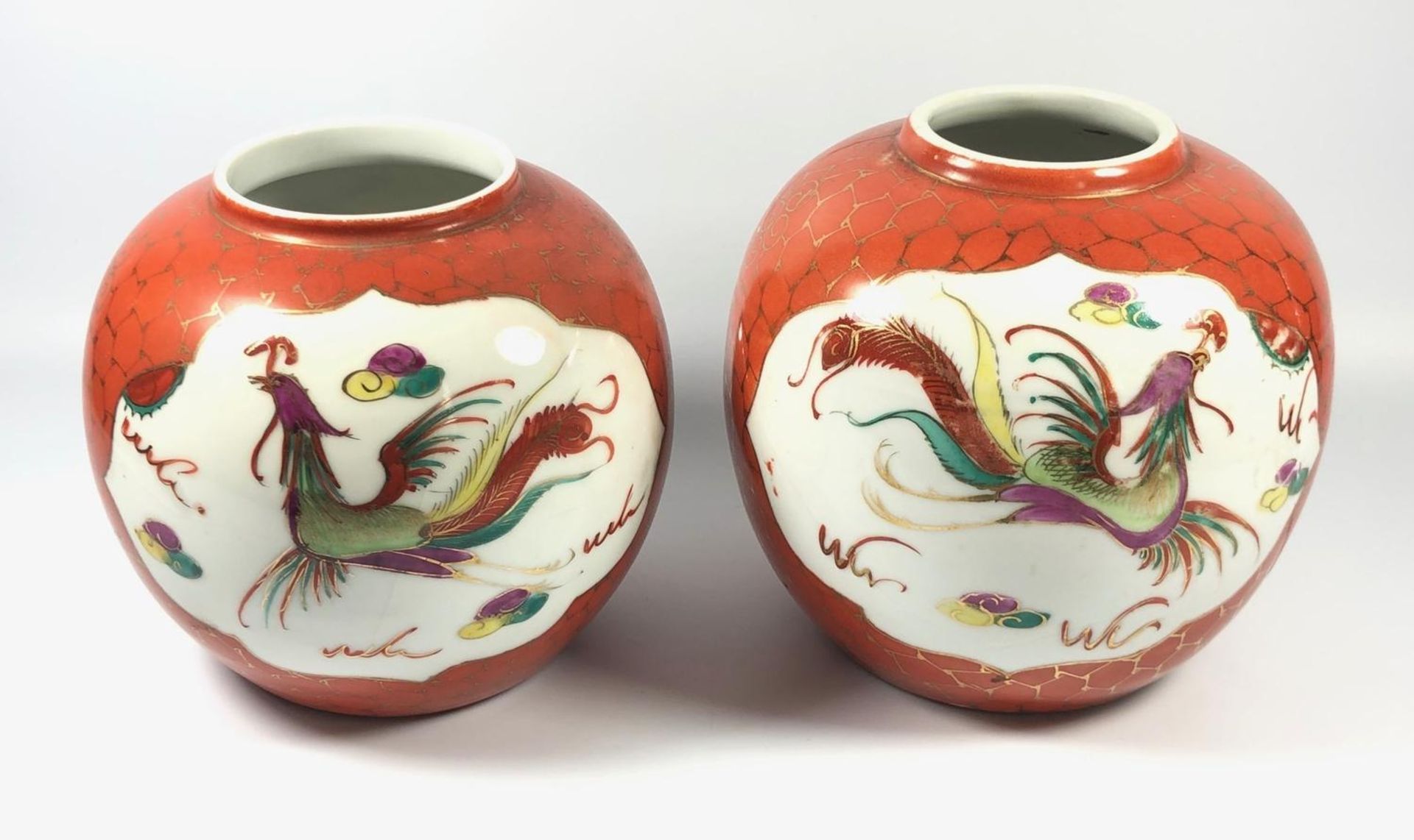 A PAIR OF CHINESE PHOENIX PATTERN GINGER JARS ON BRUSHED ORANGE GROUND, HEIGHT 13CM (ONE A/F)