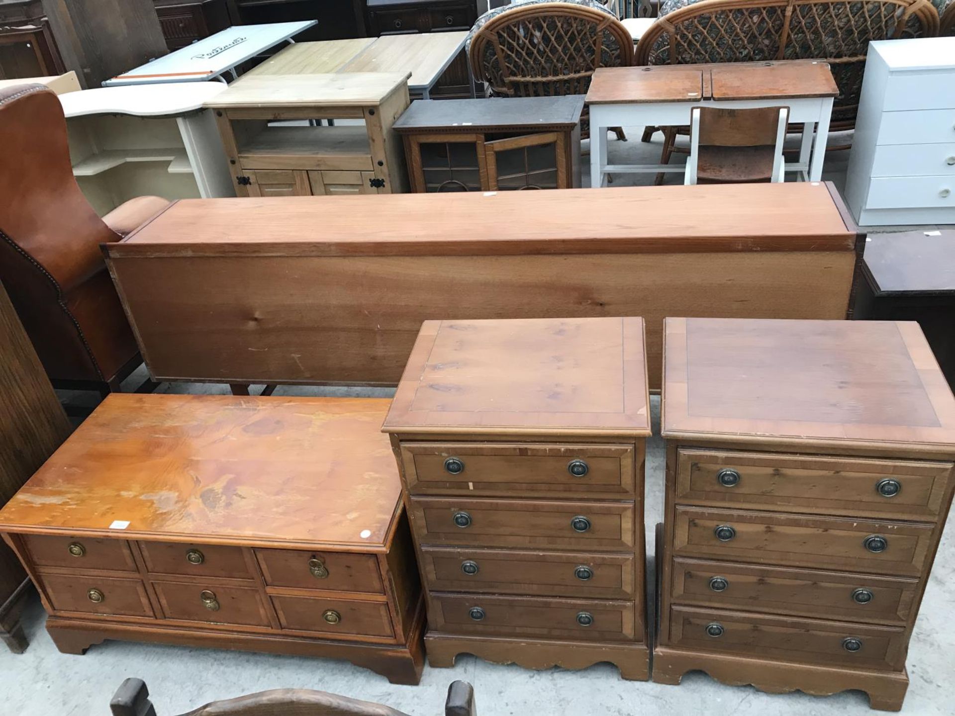 A YEW WOOD TV STAND AND TWO YEW WOOD BEDSIDE CHESTS OF FOUR DRAWERS - Image 2 of 6