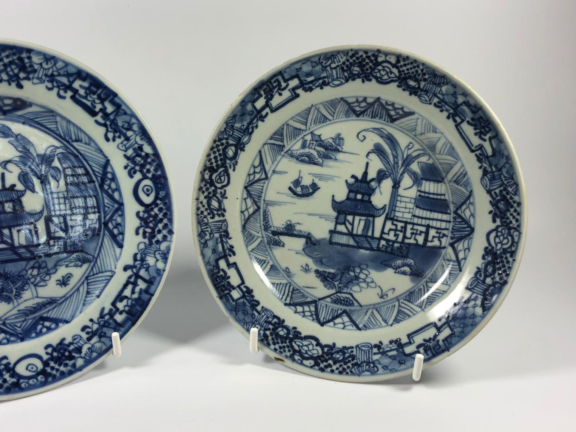 A PAIR OF 19TH CENTURY CHINESE BLUE AND WHITE DISHES / SIDE PLATES, DIAMETER 16.5CM - Image 5 of 9