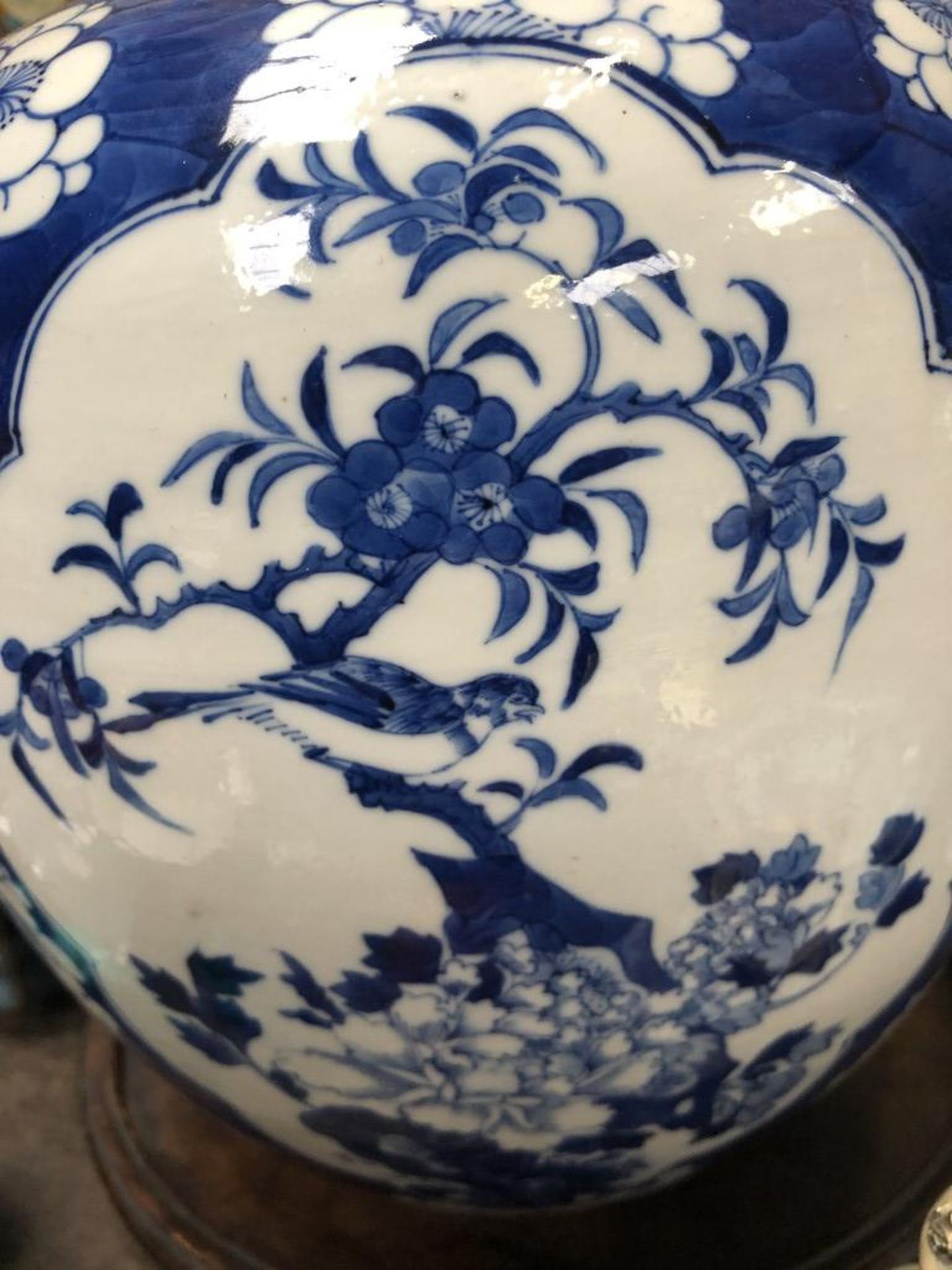 A LARGE CHINESE 19TH CENTURY BLUE AND WHIE PRUNUS OBJECTS PATTERN GINGER JAR ON CARVED ORIENTAL - Image 12 of 15