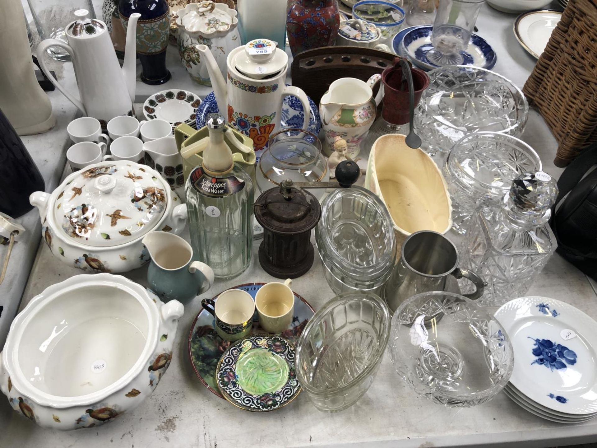 A MIXED COLLECTION OF ASSORTED CERAMICS TO INCLUDE ROYAL COPENHAGEN BLUE AND WHITE PLATES ETC